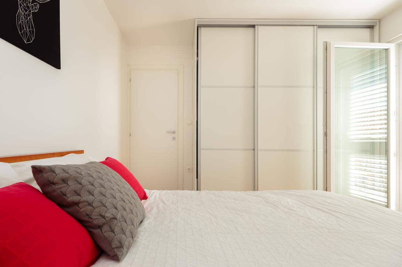 Two Bedroom Sunny Apartment *